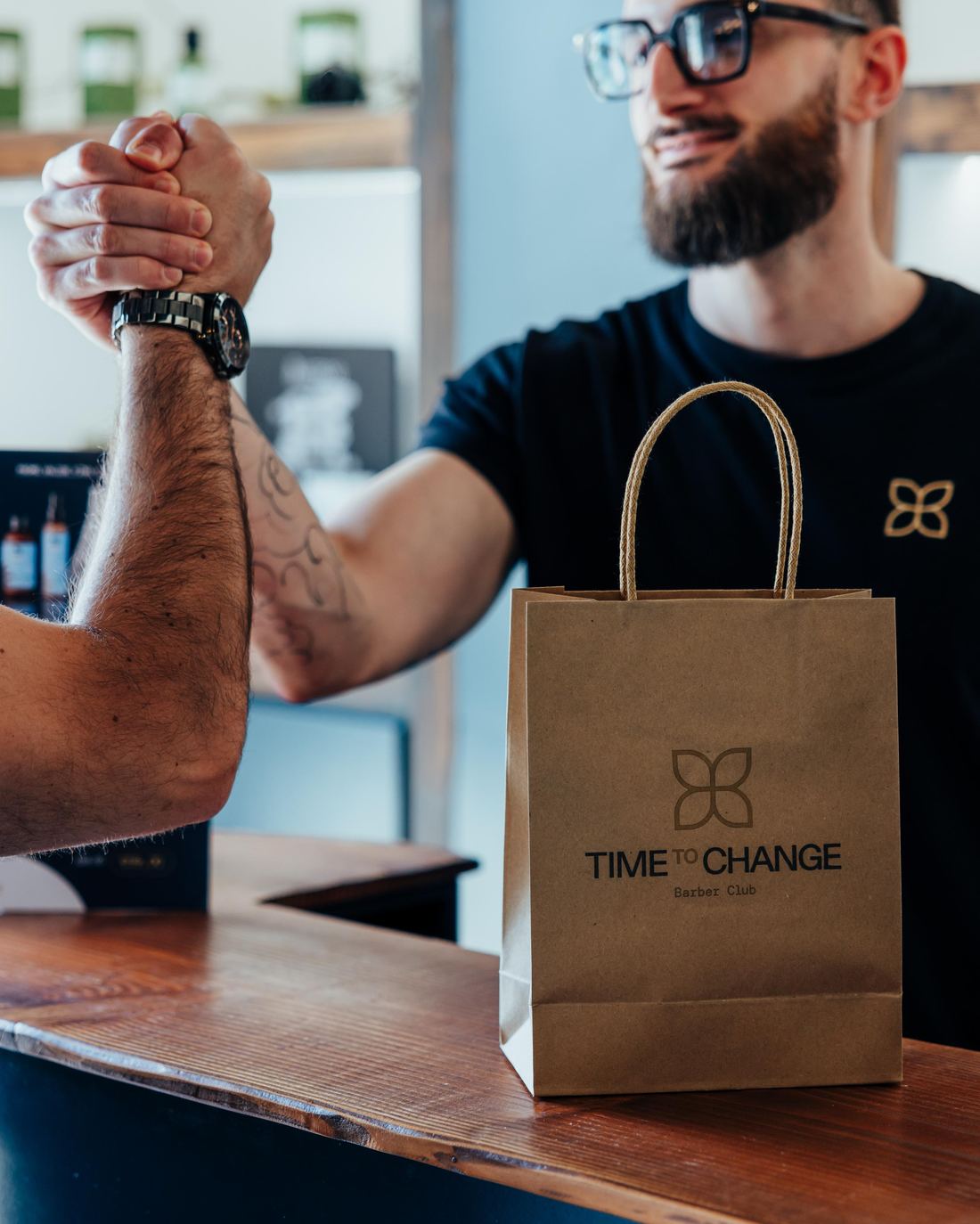 L'atmosfera del Club: la stretta di mano e la welcome box