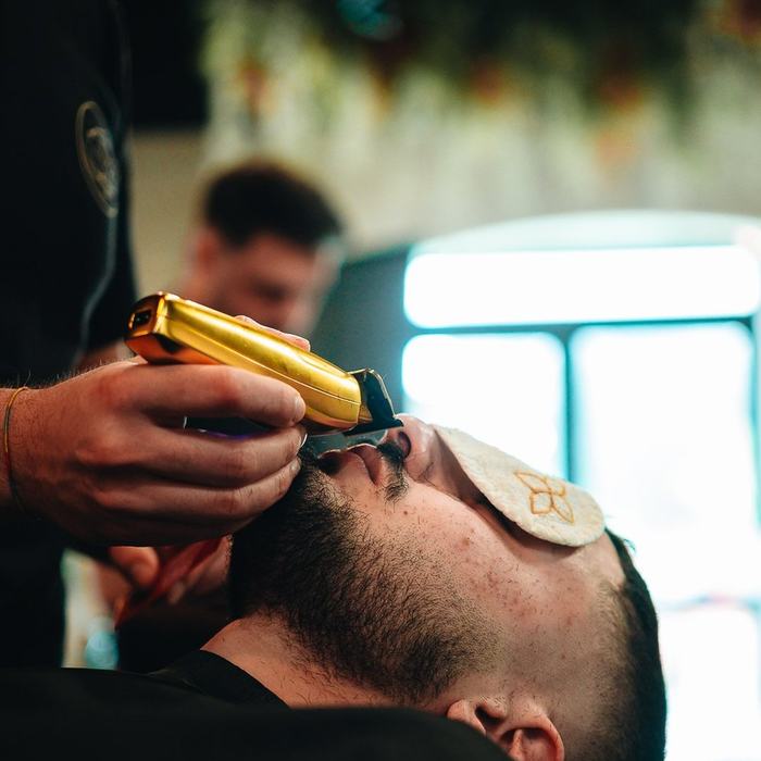 Dettaglio taglio con trimmer